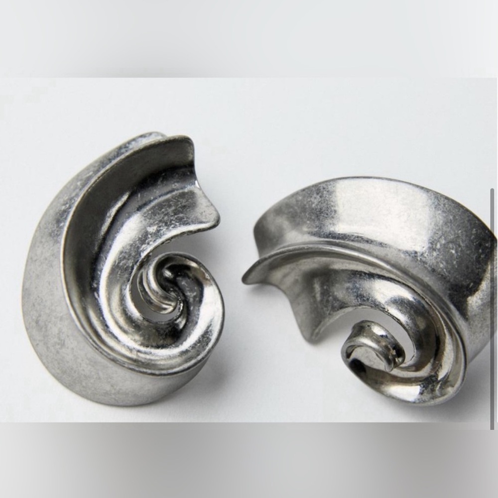 Zara semi Circular earrings. NWT ✨😍🔥🔥